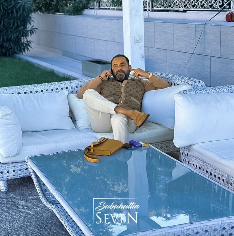 Sabahattin Seven — Bahçede