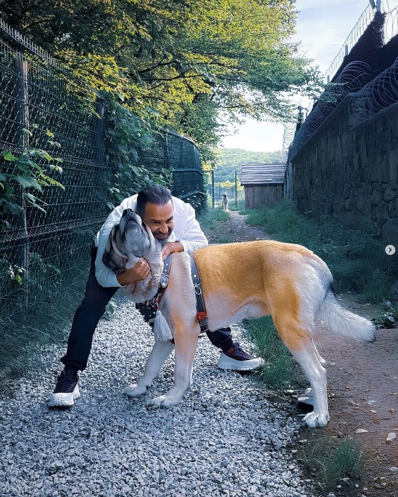 Sabahattin Seven köpeğine sarılırken