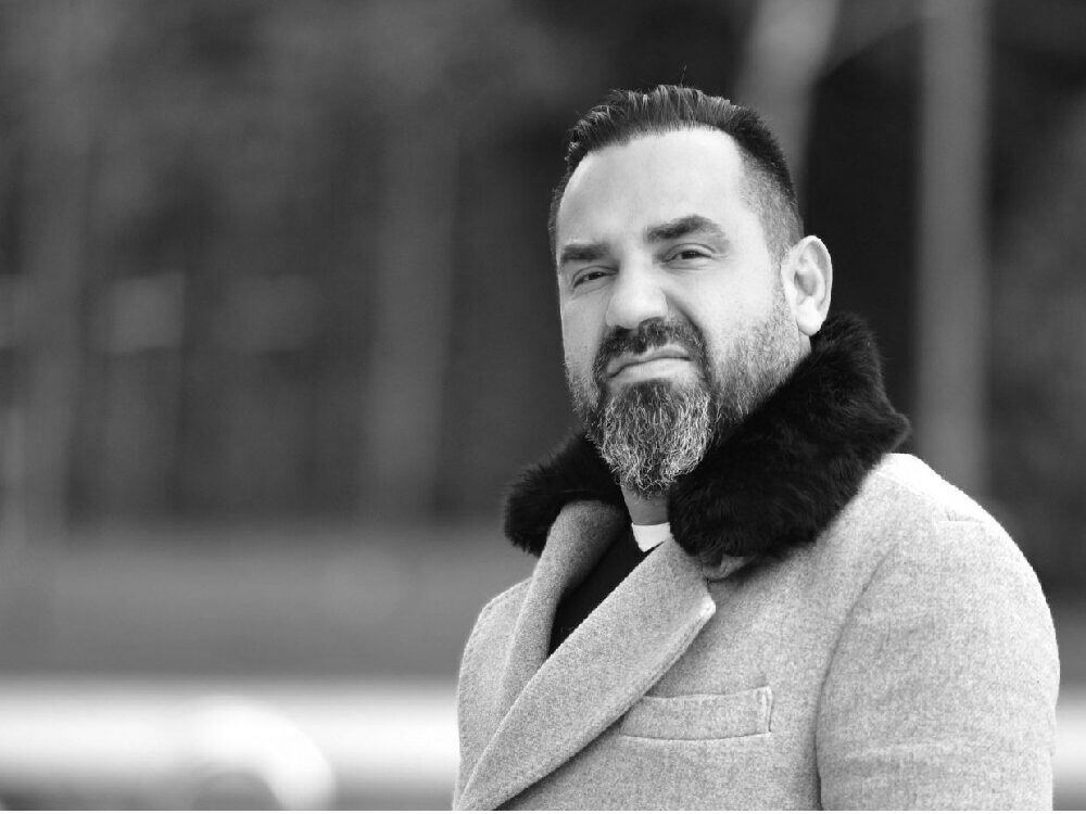 Sabahattin Seven dış mekân portresi